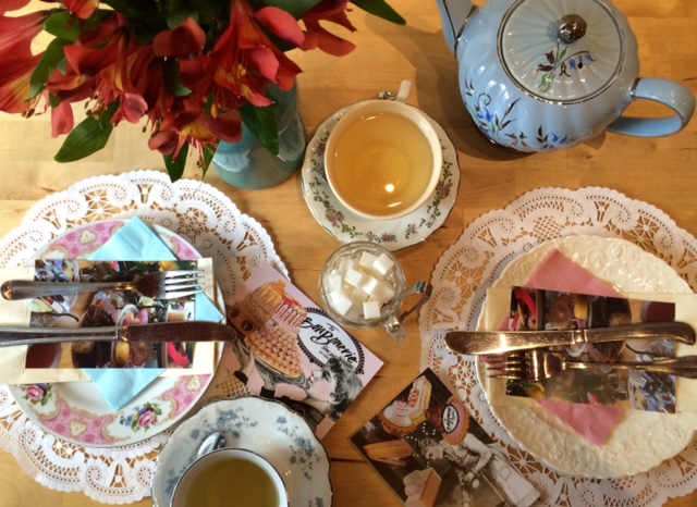 Afternoon Tea w/ Alice In Wonderland